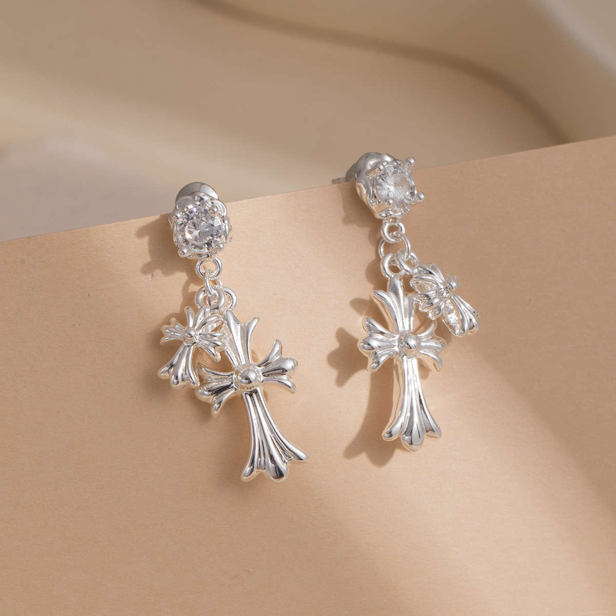 Sweet and cool style zircon silver cross stud earrings, a niche design sense, fashionable and individual earrings for women Specification image