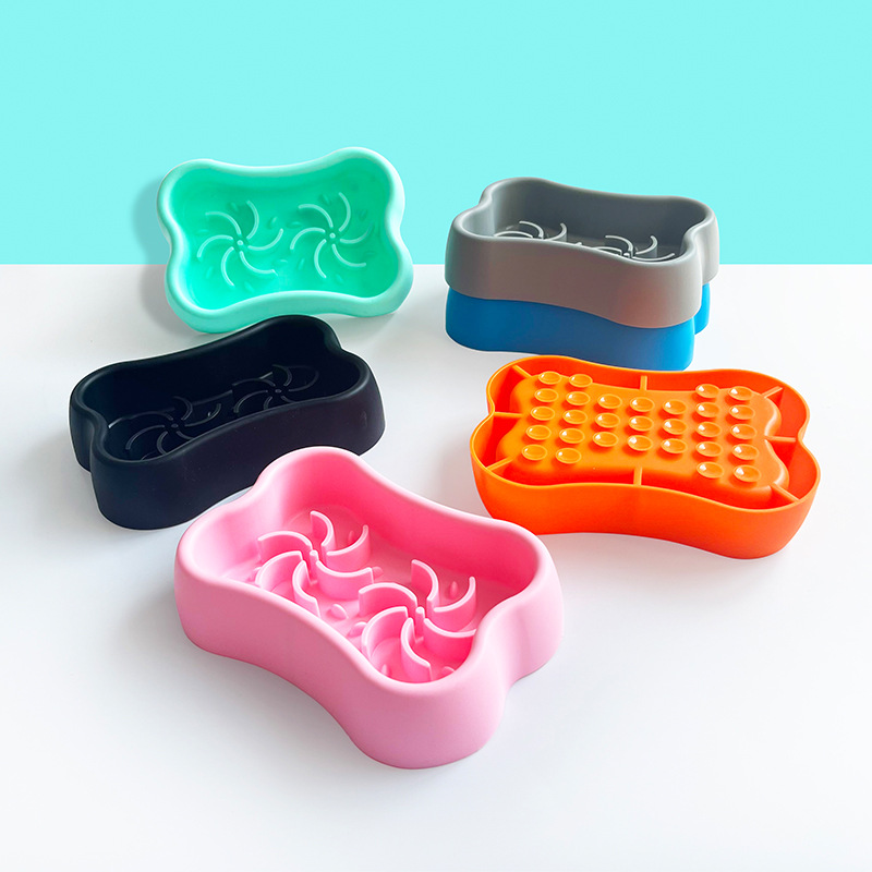 Amazon bone-style pet drinking and slow food silicone basin, wholesale pet supplies, dog anti-choking slow food plate Application Scenario