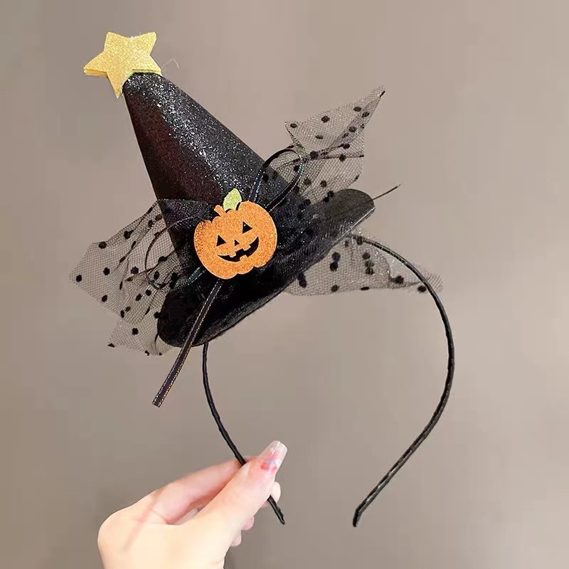 The new Halloween hairband for girls is a funny pumpkin pie. The girl in the hairband cosplay as a hairpin and a evil headwear