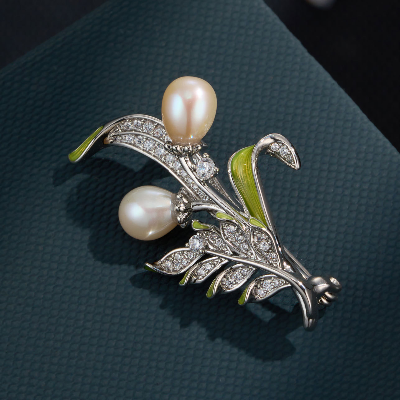 Broche freshness muguet francés aleación de cobre micro incrustado zirconio esmalte gotas de aceite perla de agua dulce premium sense mujer pin Application Scenario