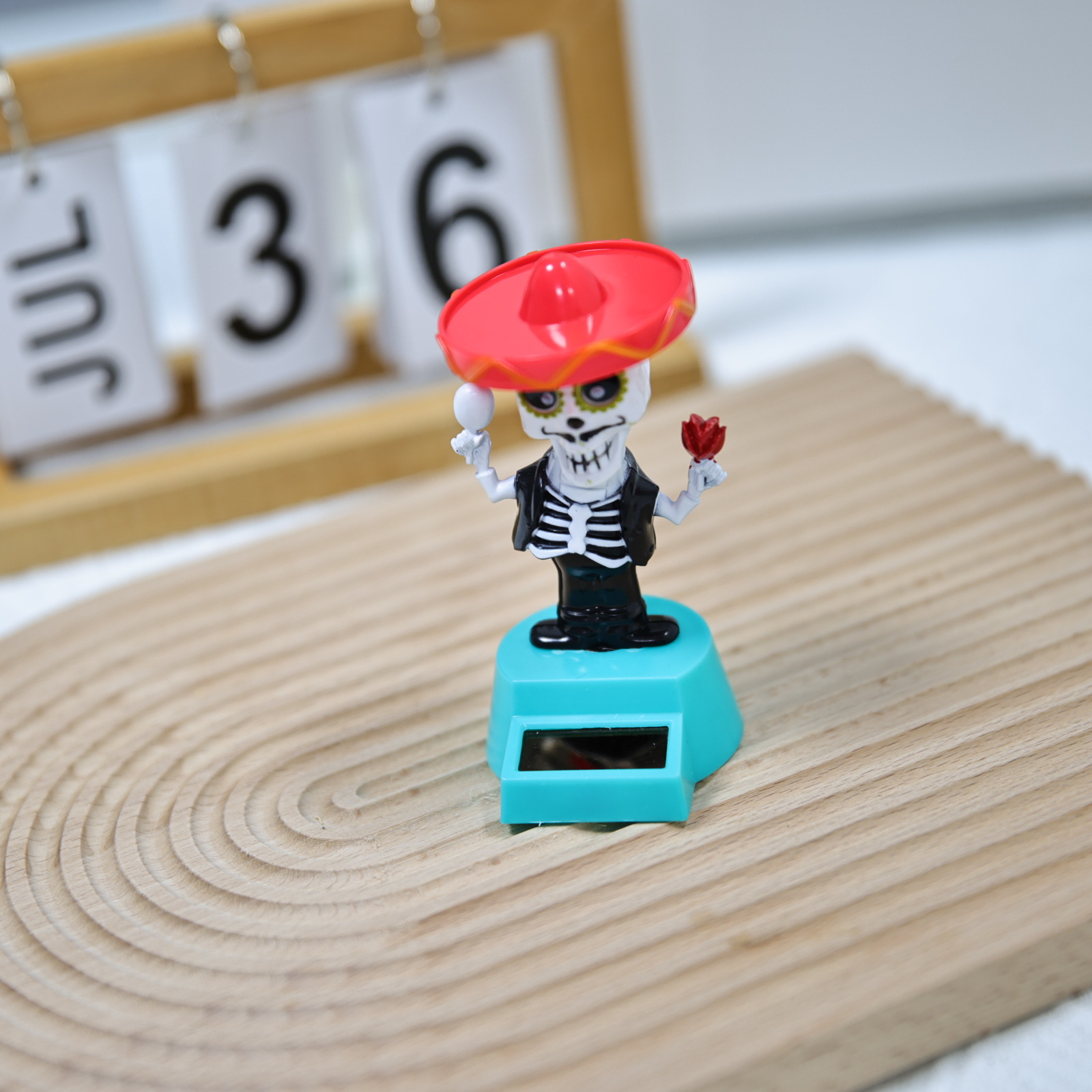 Hot-selling Halloween gifts: Solar-powered creative shaking head car figurines, hat skull dolls. Wholesale and consignment available Specification image