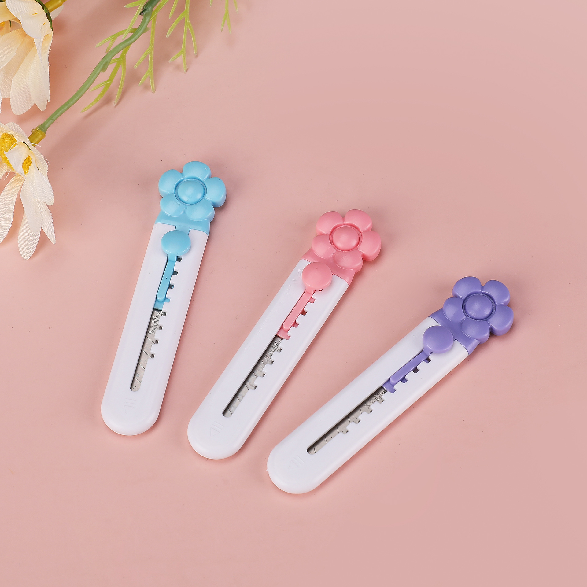 Pioneer 8178 Cartoon Flower Utility knife, parcel Unpacking small knife, paper cutting knife, wallpaper knife, hand knife, widely used by students Specification image