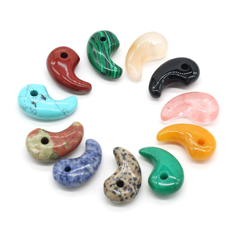 Exquisite natural stone semi-precious stone pendant comma-shaped DIY video accessory handcrafted necklace production and wholesale Application Scenario