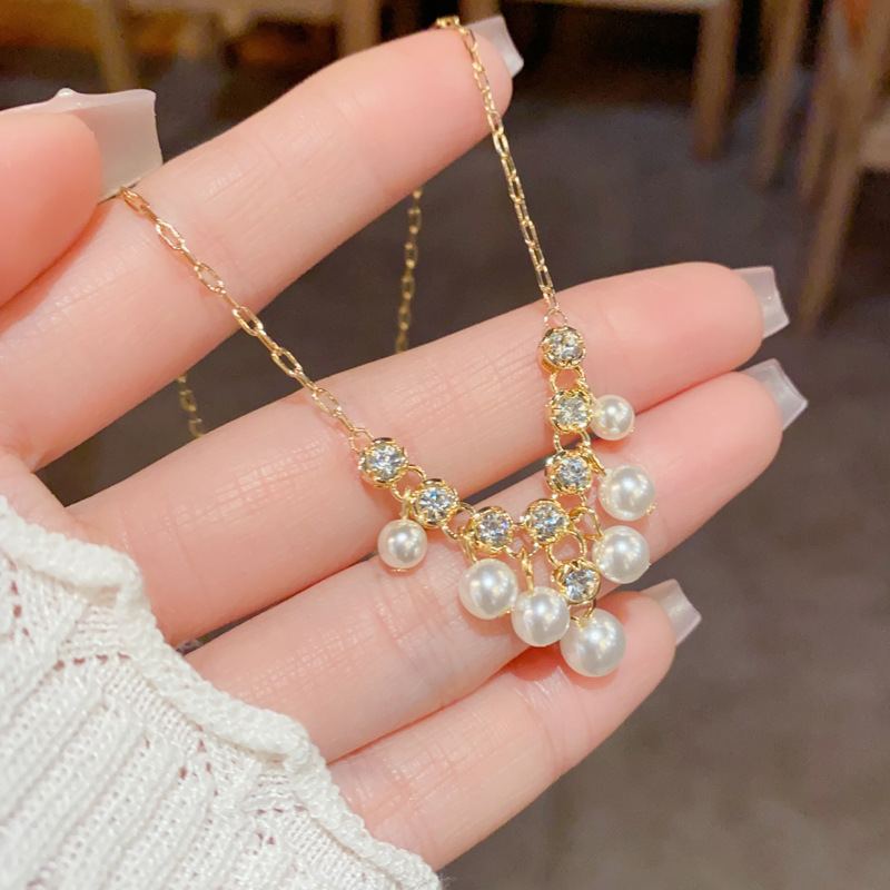 A niche, fashionable and gentle irregular pearl tassel necklace, a female Internet celebrity's unique, light luxury and high-end collarbone chain Application Scenario
