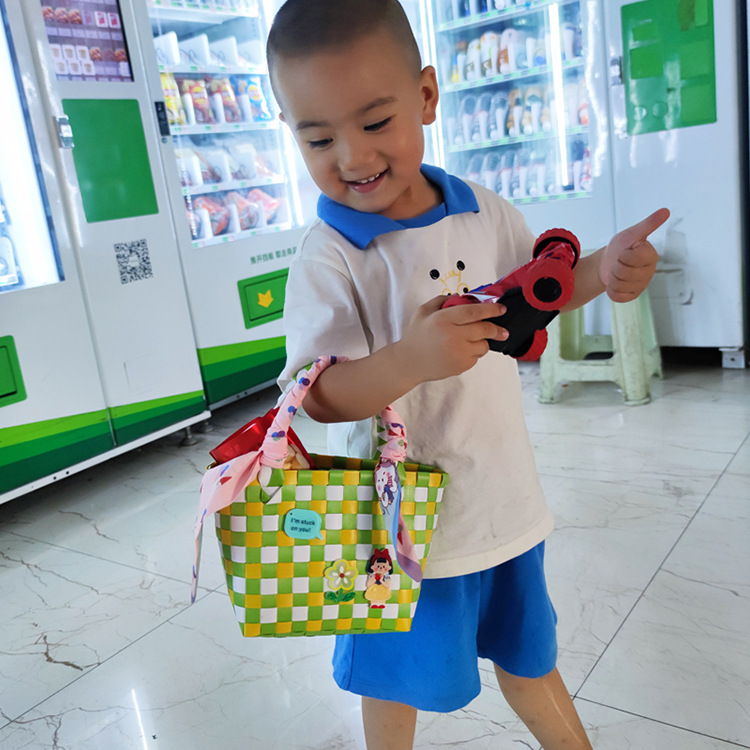 Niños pequeños bolsos nueva mujer 2025 mini portátil cestas de cocina lindas bolsas tejidas a mano mano de la playa Item Picture