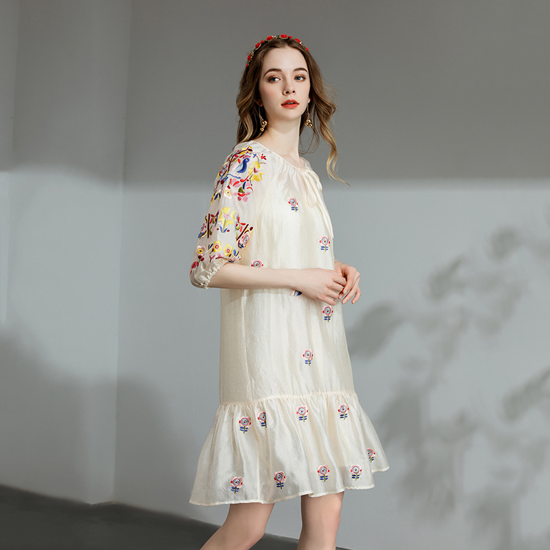 2325 Proverbs: Summer Style Silk fabric embroidered Loose round neck drawstring dress Application Scenario