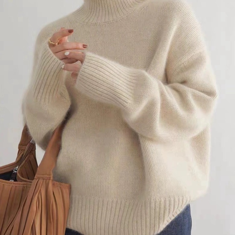 A loose and versatile knitted pullover with a laid-back style for women to wear over a high-neck sweater from Europe and America in the autumn and winter of 2025
