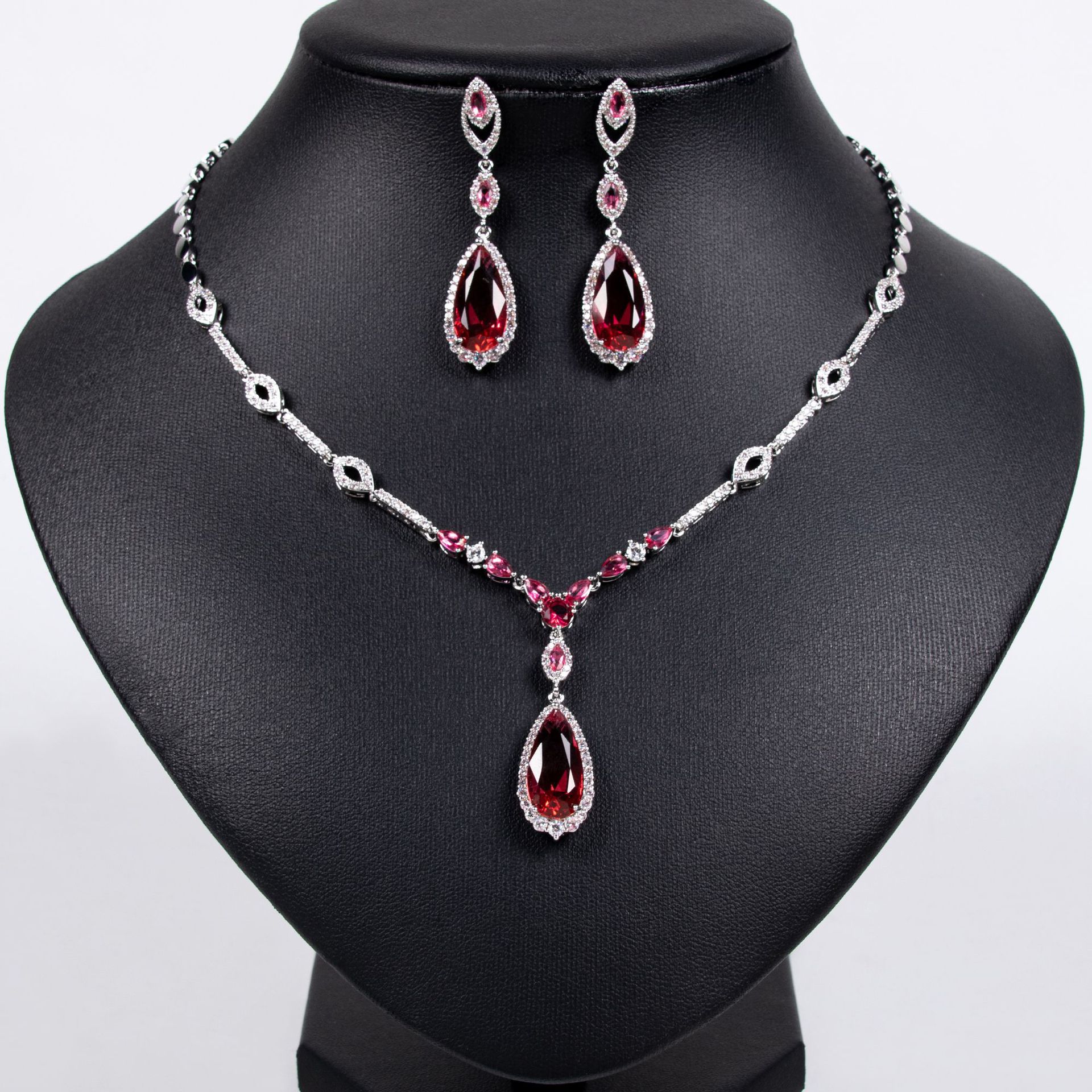 Emerald bride teardrop necklace earrings, elegant and refined collarbone chain, niche, light luxury and high-end necklace for women wholesale details Picture