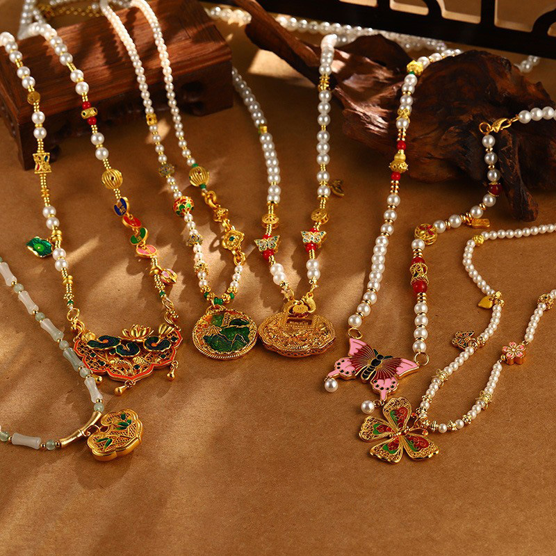 New Chinese-style retro peace lock butterfly pearl necklace for women, elegant and sophisticated, fashionable and versatile, exquisite collarbone chain