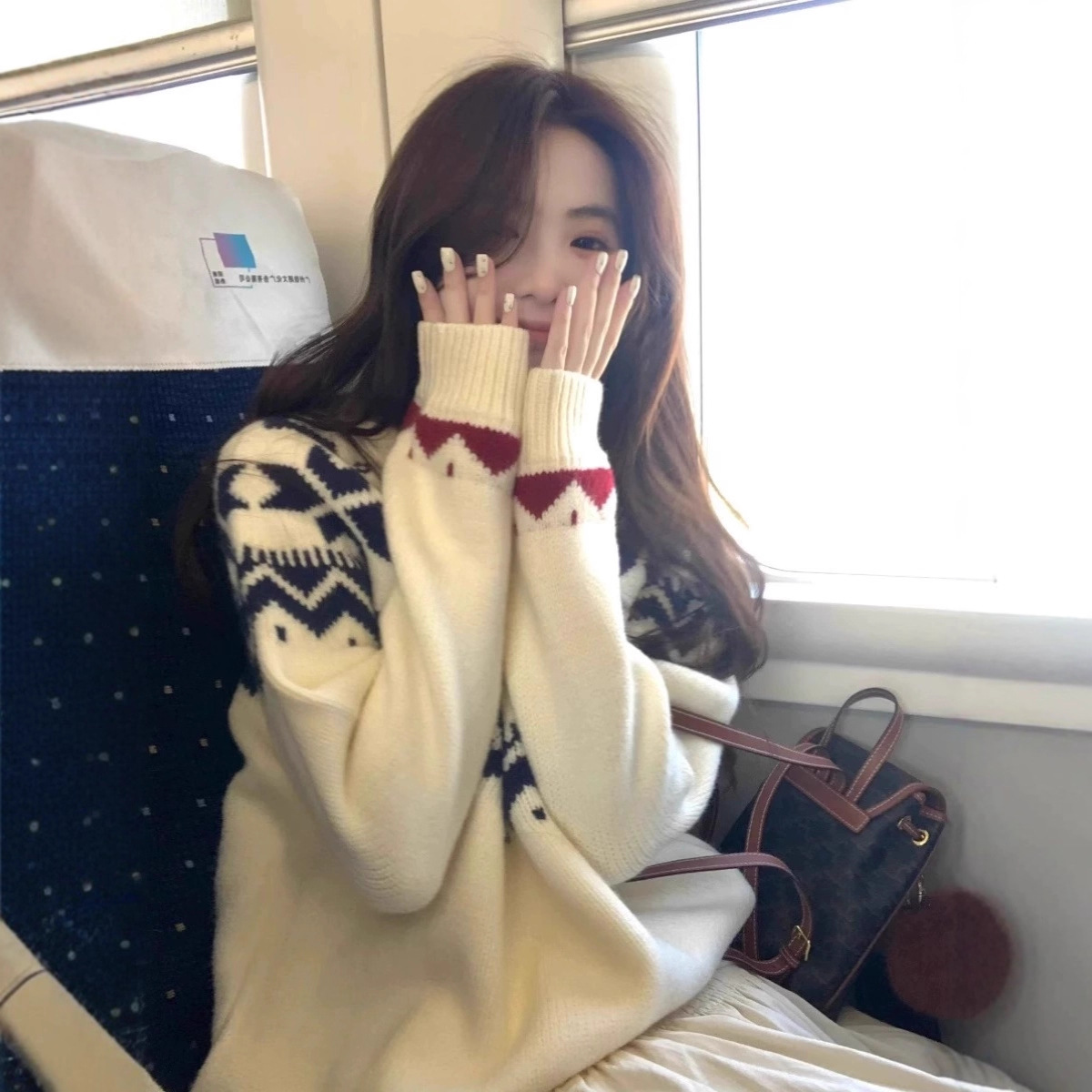 Fair Island's new women's Autumn/Winter 2025 collection features a loose and laid-back style with a soft and soft Christmas atmosphere. It's a trendy pullover top details Picture