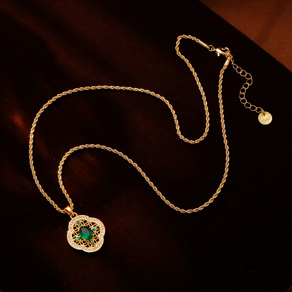 Hyacinth retro Hong Kong-style emerald zircon pendant necklace, a best-selling sweater chain and light luxury collarbone chain on Douyin in autumn and winter 2025 details Picture