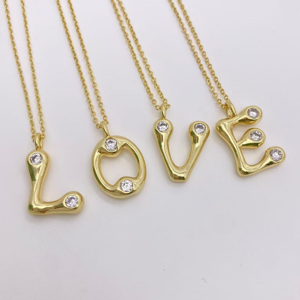 European and American cross-border personalized creative English letter pendant, single pendant, 18K gold-plated necklace, collarbone chain pendant, diy accessory Application Scenario