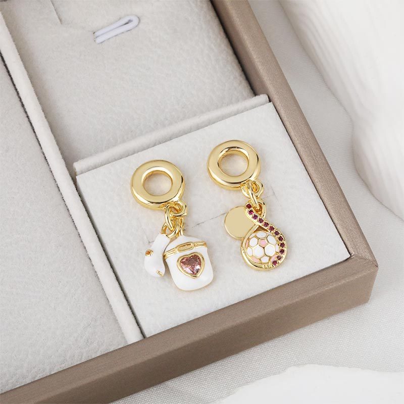 Wholesale of popular new copper-plated 18K real gold inlaid zircon pendants in Europe and America, featuring a light luxury, niche design and a sense of high-end accessories details Picture
