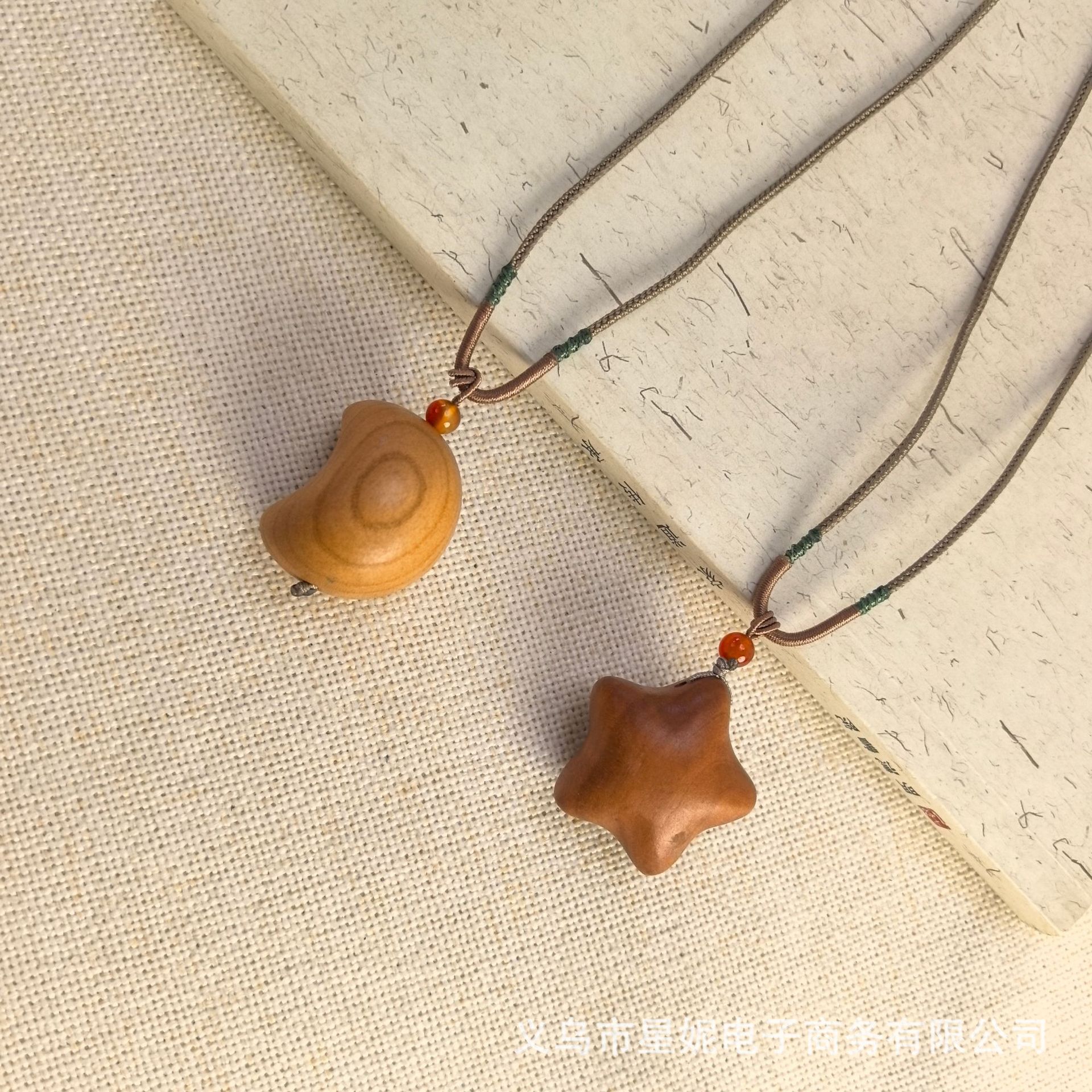 New Chinese-style natural cliff cypress moon pendant necklace for women, retro ethnic style, Zen design, star collarbone chain accessory Specification image