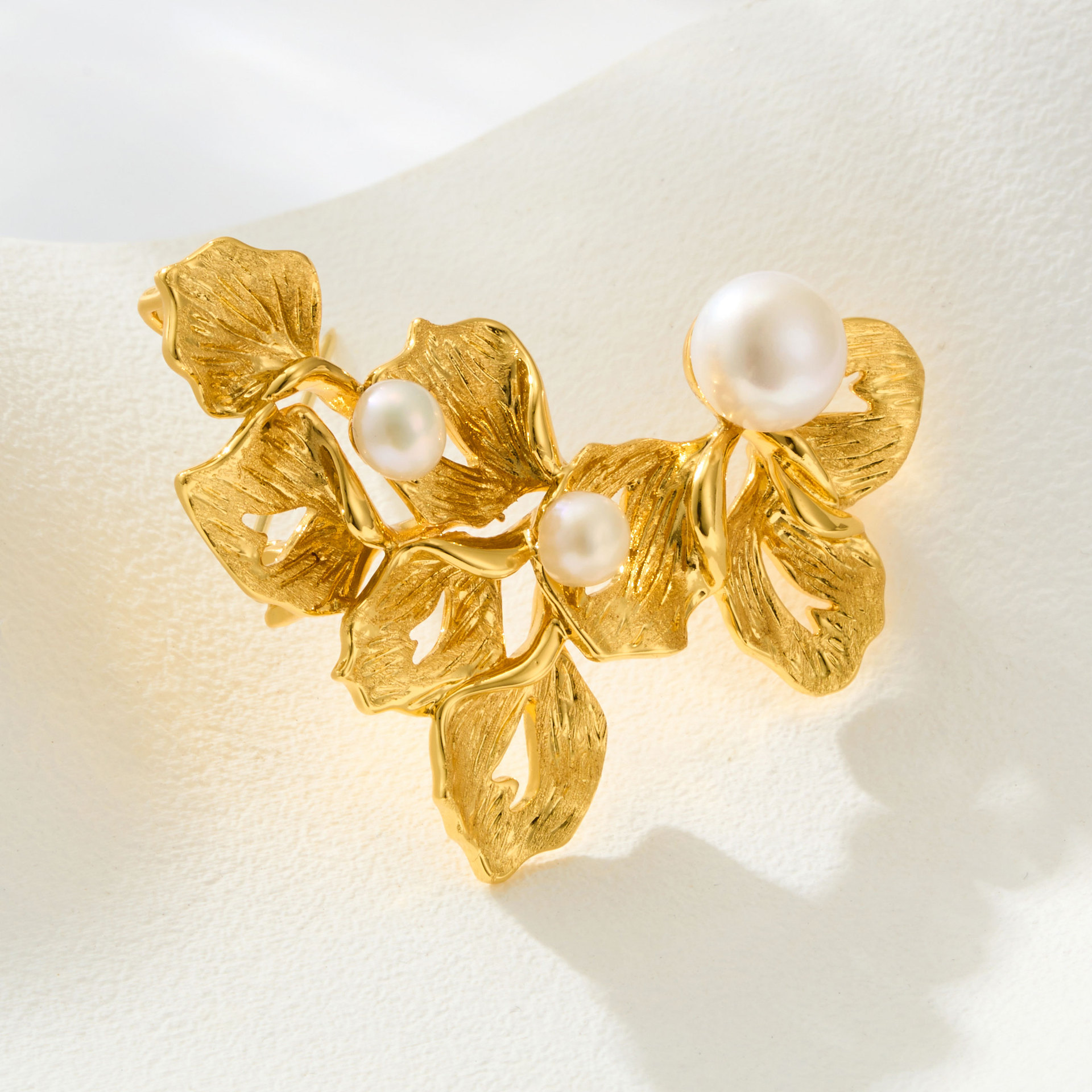 轻奢高级感镂空立体树叶胸针铜合金真金电镀淡水珍珠精致别针衣饰