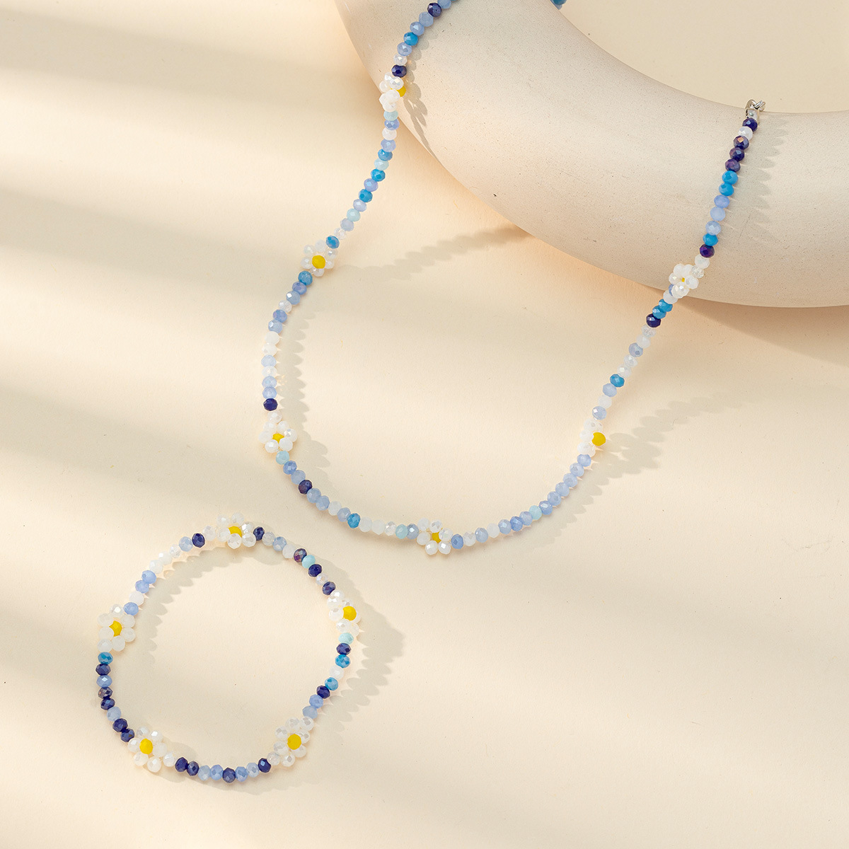 Factory direct sales of popular Korean-style beaded crystal plum blossom flower necklaces, bracelets and woven necklaces. Wholesale of new bestsellers