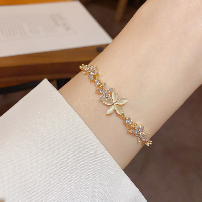 Wholesale of Japanese and Korean fashion light luxury style zircon cat's eye stone flower pull-out bracelets, personalized, versatile and super dazzling jewelry details Picture