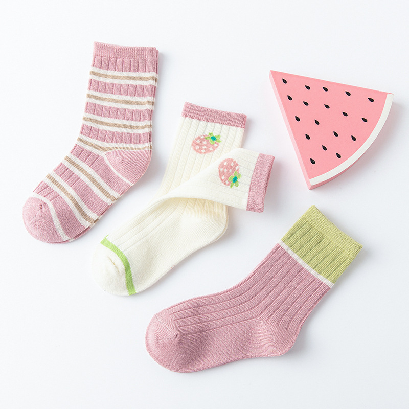 Girls' cotton socks for autumn and winter, breathable children's socks, cute strawberry Korean princess socks, mid-calf socks for big kids Application Scenario