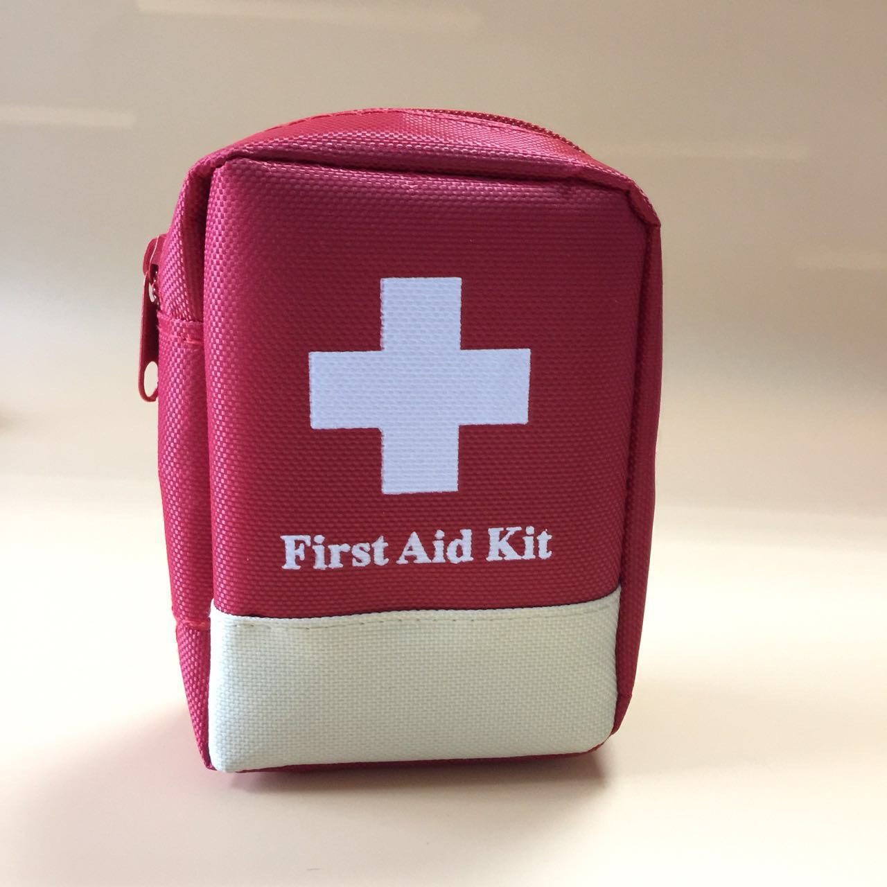 Customized outdoor first aid kits, medical kits, earthquake emergency kits, double-layer kits, medical kits, and new cross-border life-saving kits full figure