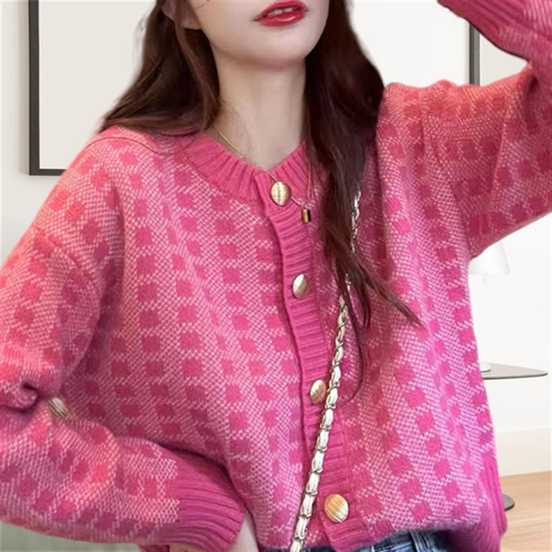 In the early spring and autumn of 2026, there are new styles of knitted sweaters, pink checkered loose, slimming, cute and fashionable cardigan coats for women In the early spring and autumn of 2026, there are new styles of knitted sweaters, pink checkered loose, slimming, cute and fashionable cardigan coats for women