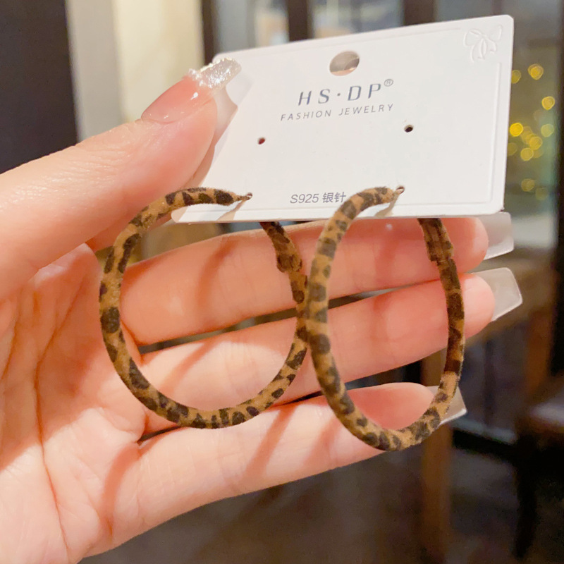 秋冬新款时尚简约植绒工艺豹纹几何耳圈个性独特夸张冷淡风耳环女