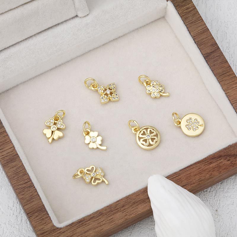 Wholesale and direct sales of popular copper-inlaid zircon four-leaf clover pendants, necklaces, bracelets and collarbone chains from Europe and America