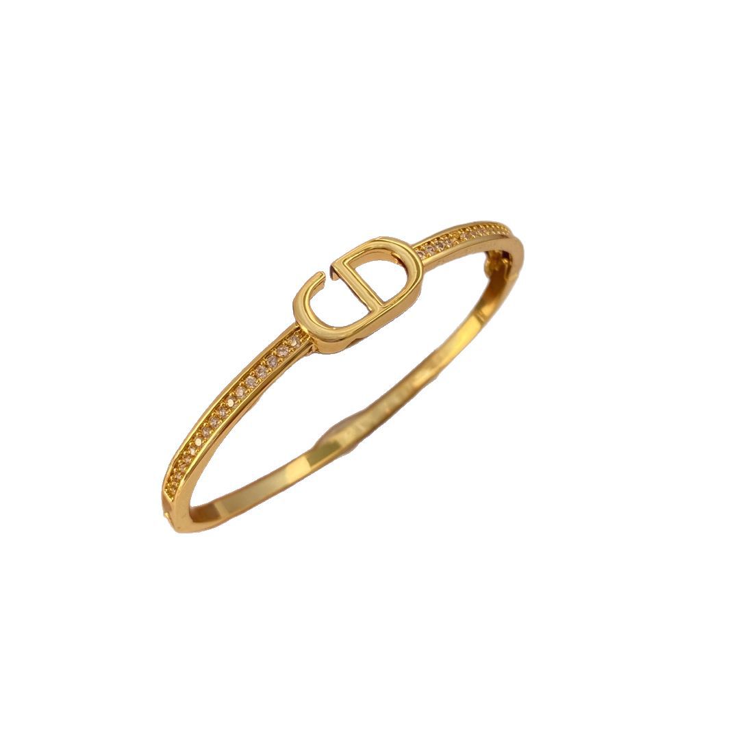 Korean-style fashionable pig nose bracelet with a light luxury and high-end feel, exquisite and trendy rose gold letter bracelet for women Item Picture