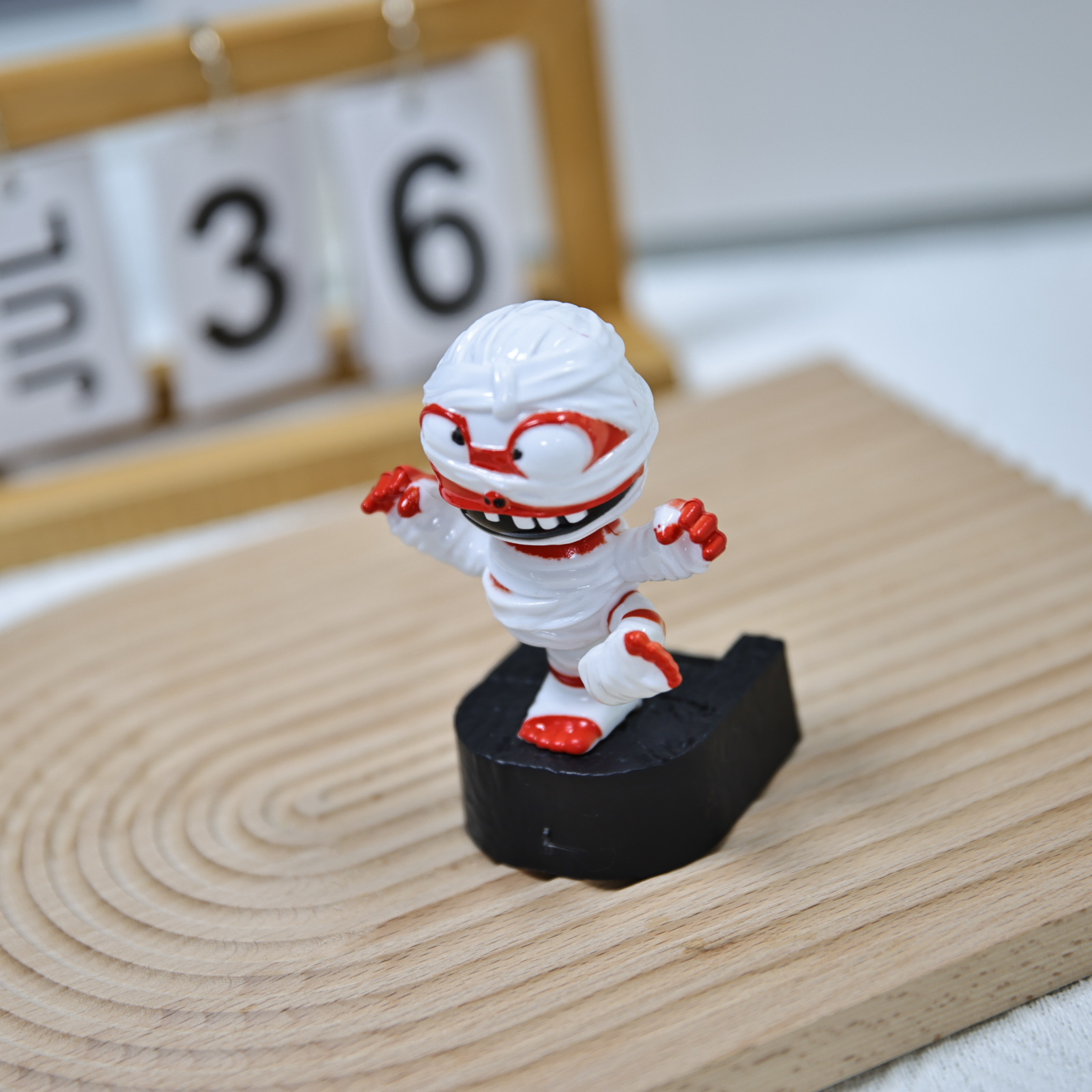 Cross-border new Halloween gift: Vehicle-mounted skeleton mummy figure-piece, solar-powered automatic swing, factory direct sales Specification image