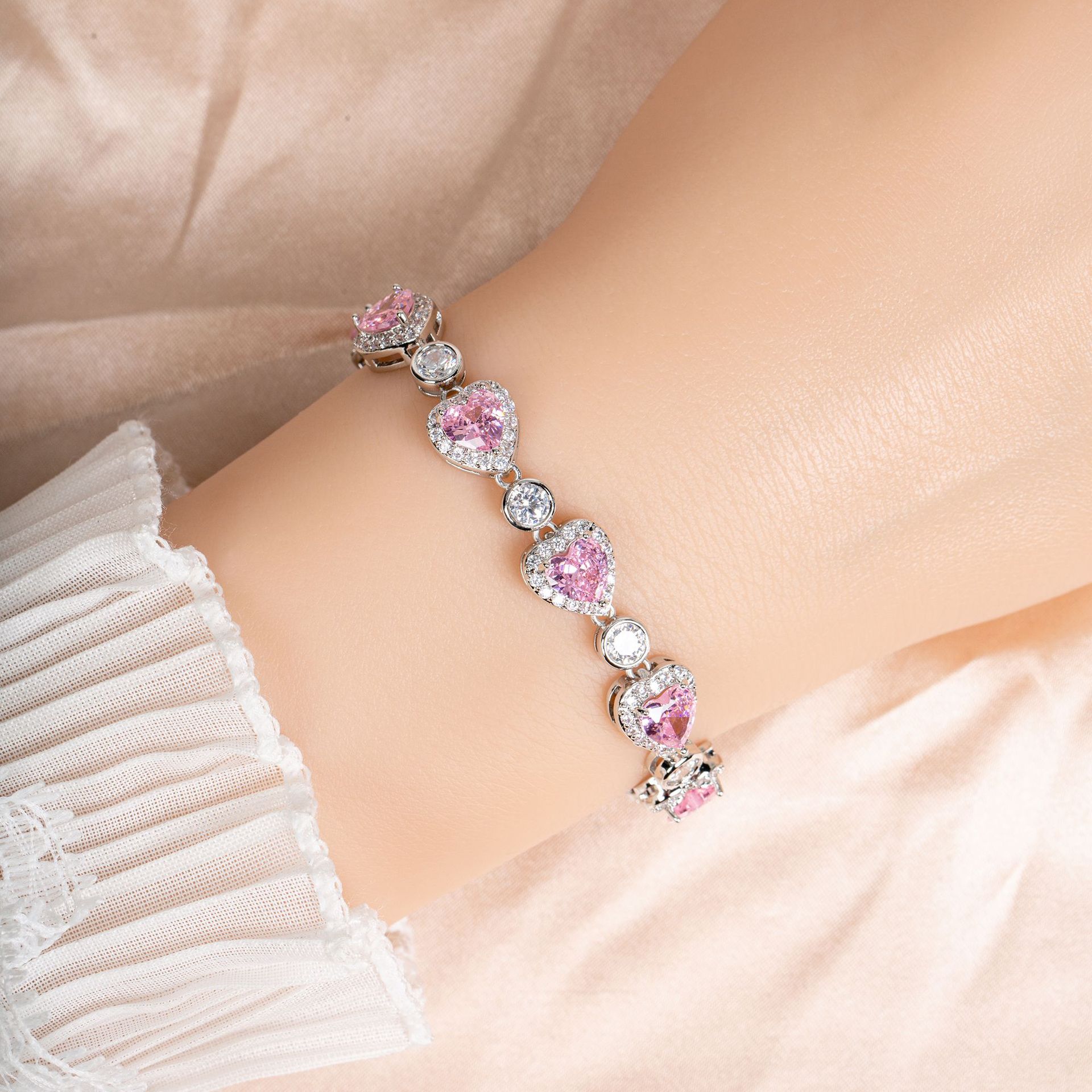 Luxurious diamond-encrusted zircon bracelet from Europe and America, fashionable, exquisite and high-end crystal jewelry for women, simple and creative heart-shaped bracelet LYSL30371/N-6, Getisa jewelry, banquet dress accessory, jewelry for women details Picture