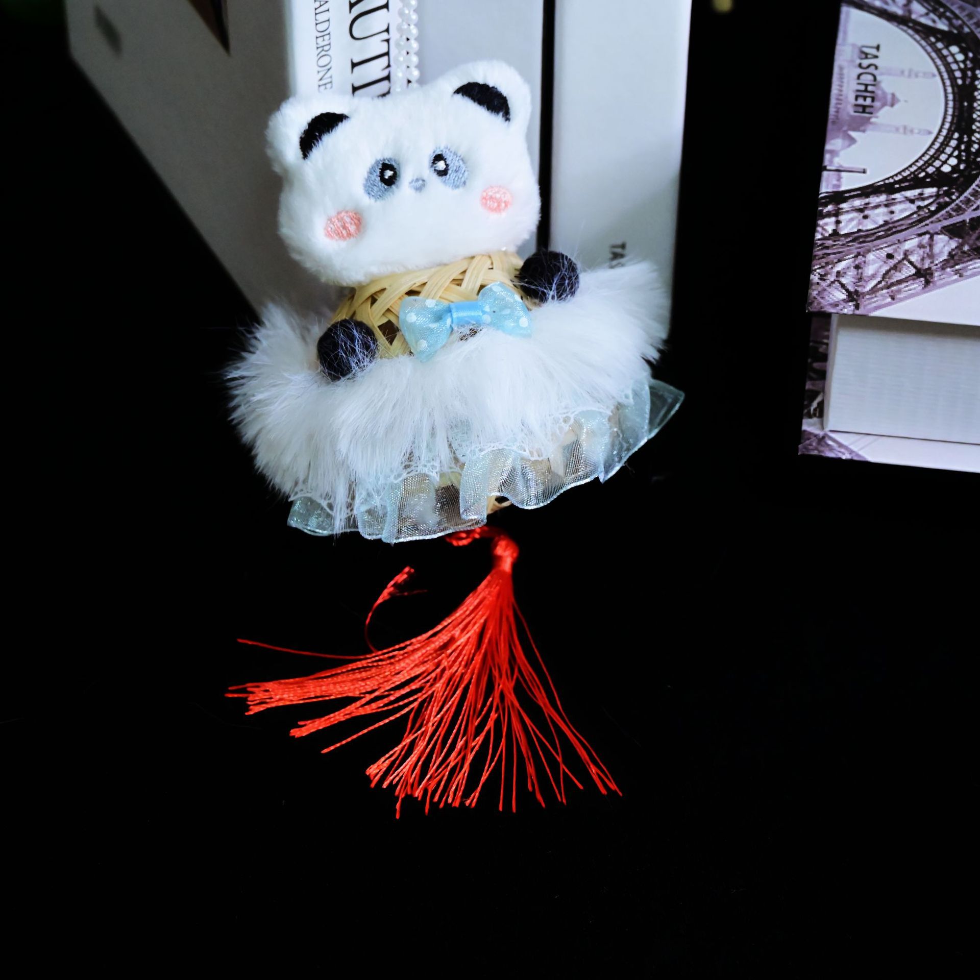 Bamboo-woven cartoon lanterns are bestsellers. New Chinese-style Mid-Autumn and New Year Festival, children's lanterns are set up at street stalls in scenic spots and night markets Specification image