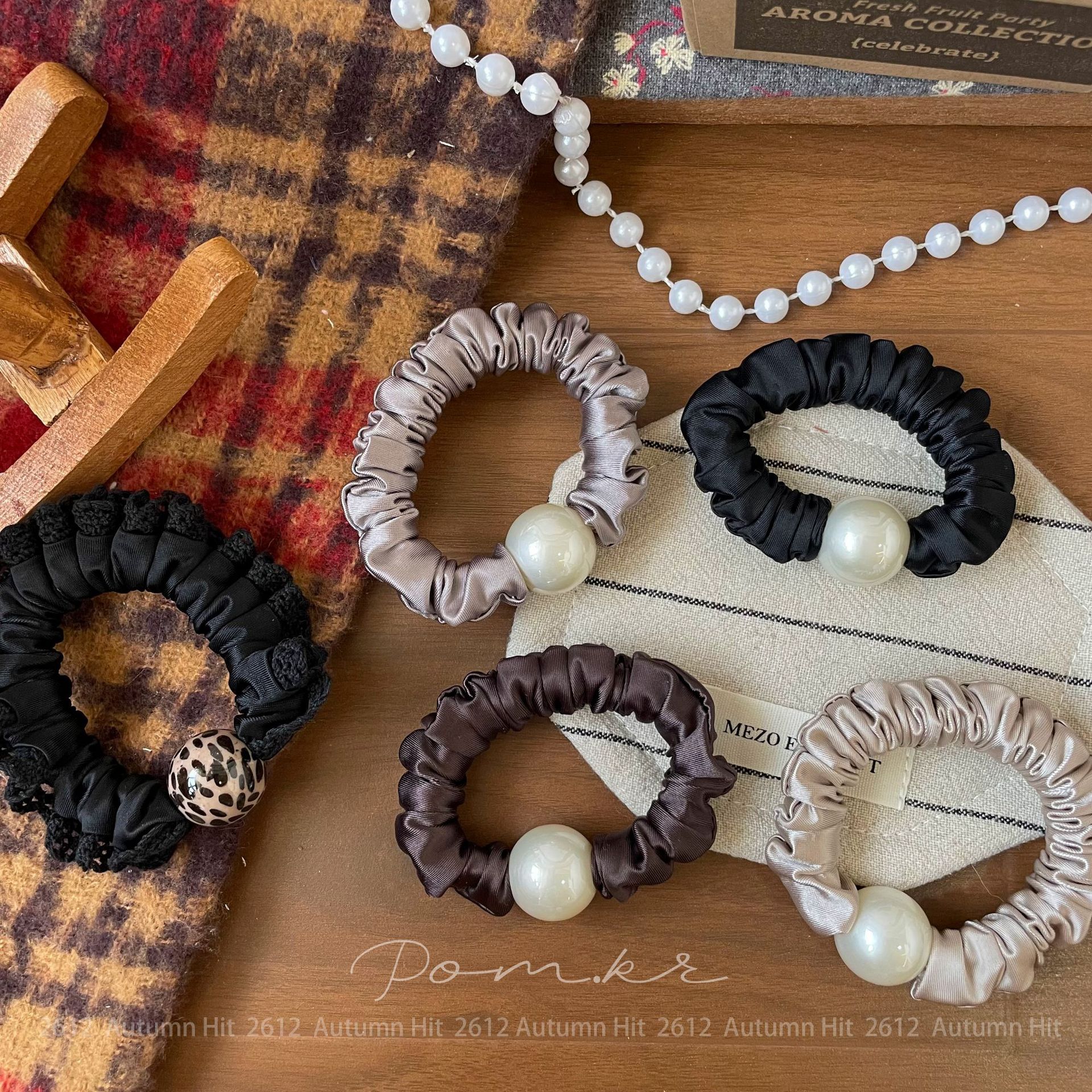 Korean-style satin pearl large intestine band, a niche design lace leopard print hair band, for daily commuting and tying hair bands