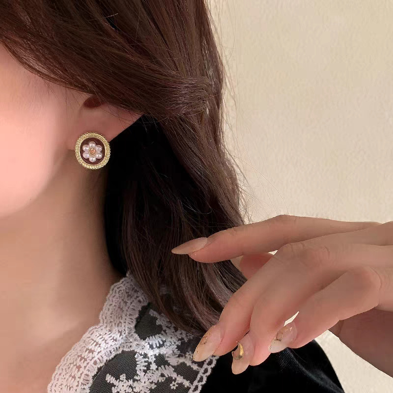 Retro pearl flower stud earrings for women, niche round flower Burgundy red earrings, new trendy earrings wholesale Specification image