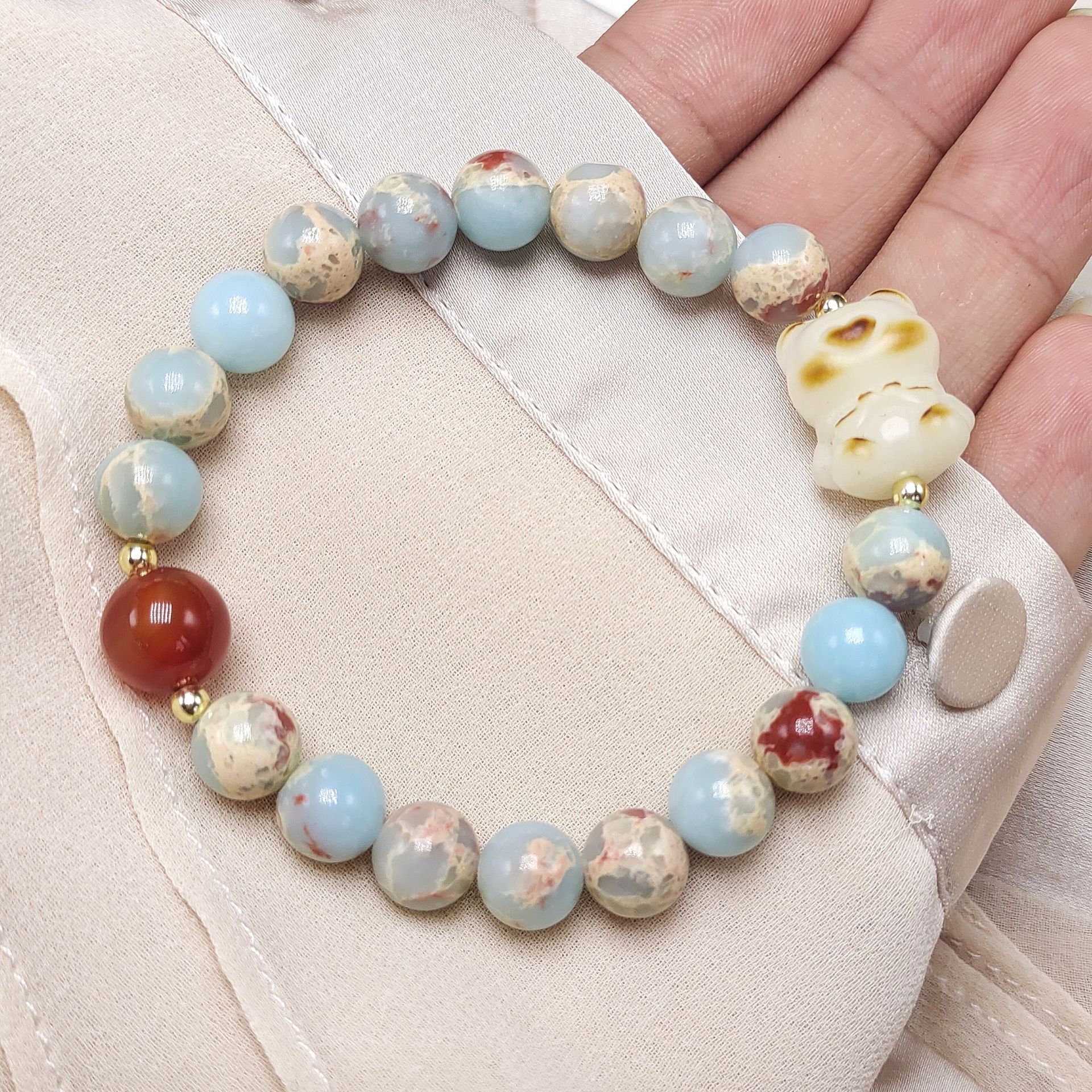 Shoushan stone Star and moon Bodhi bracelet, a fresh and sweet Bodhi red panda paw design bracelet with a feminine charm and a unique style Application Scenario