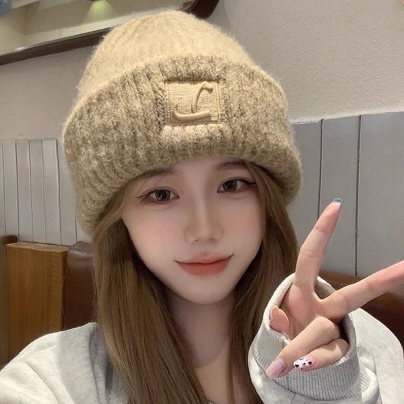 A new winter style of large-headed knitted loose hats for women, which look good on the face and keep warm, thickened knitted cold hats with ear protection, pile of woolen hats, wholesale from street stalls Application Scenario