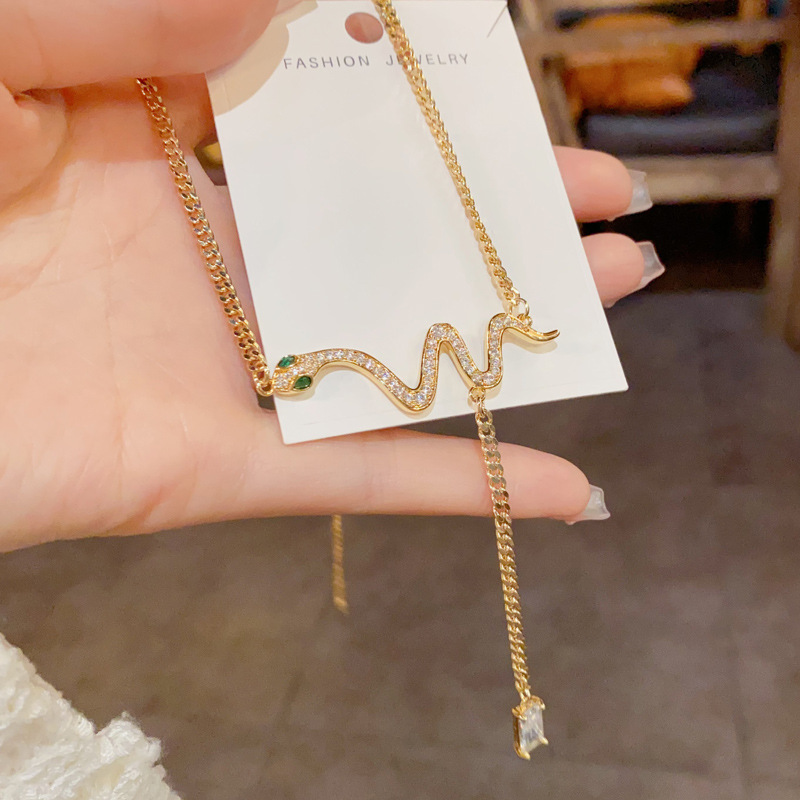 The snake-shaped square diamond tassel necklace with a sense of design exudes a high-end feminine charm. The collarbone chain is a light luxury and niche sweater chain accessory details Picture