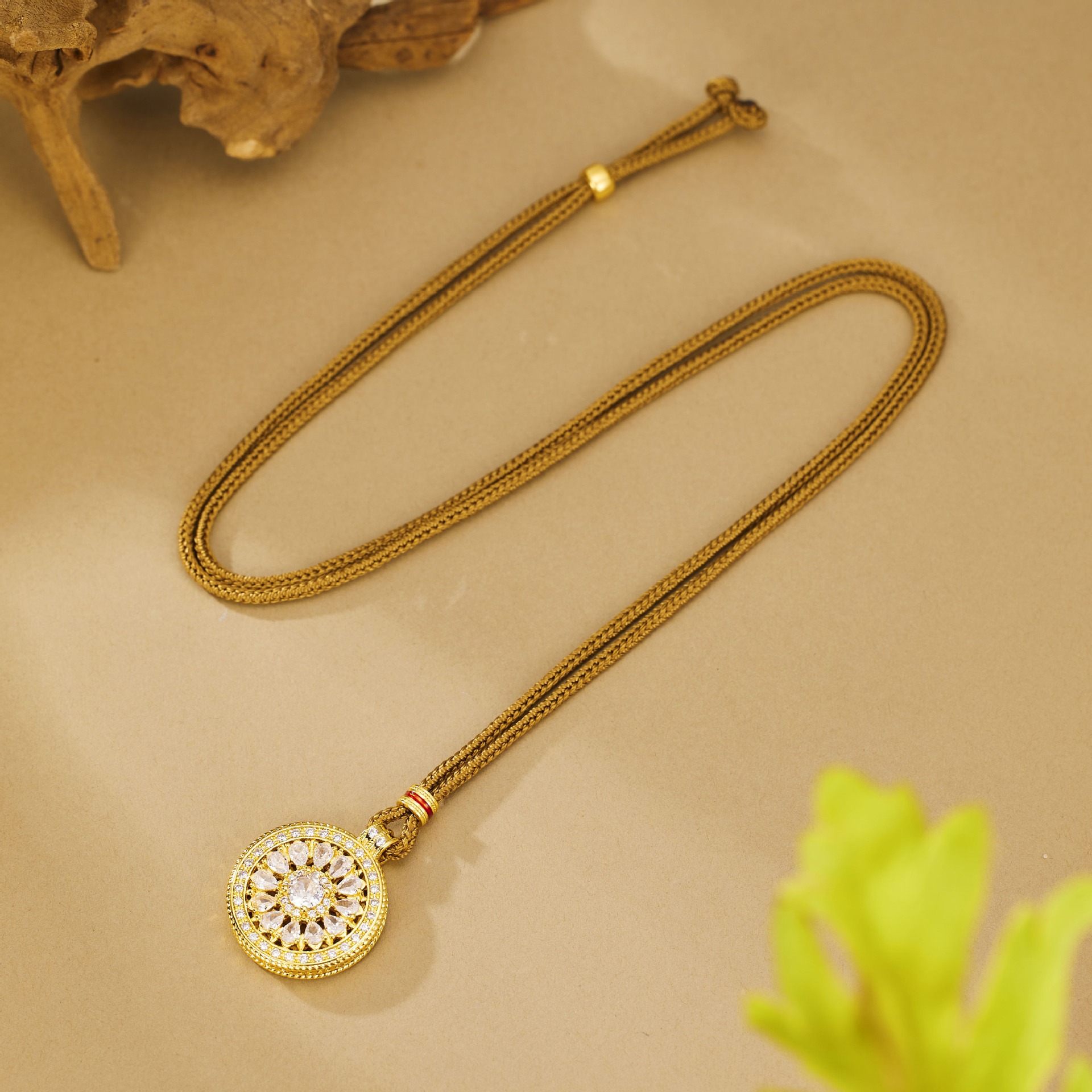 This is a retro sparkling diamond trendy sunflower starlight compass pendant in the same style as the gold store. It is a delicate women's pendant made of ancient sand gold Specification drawing