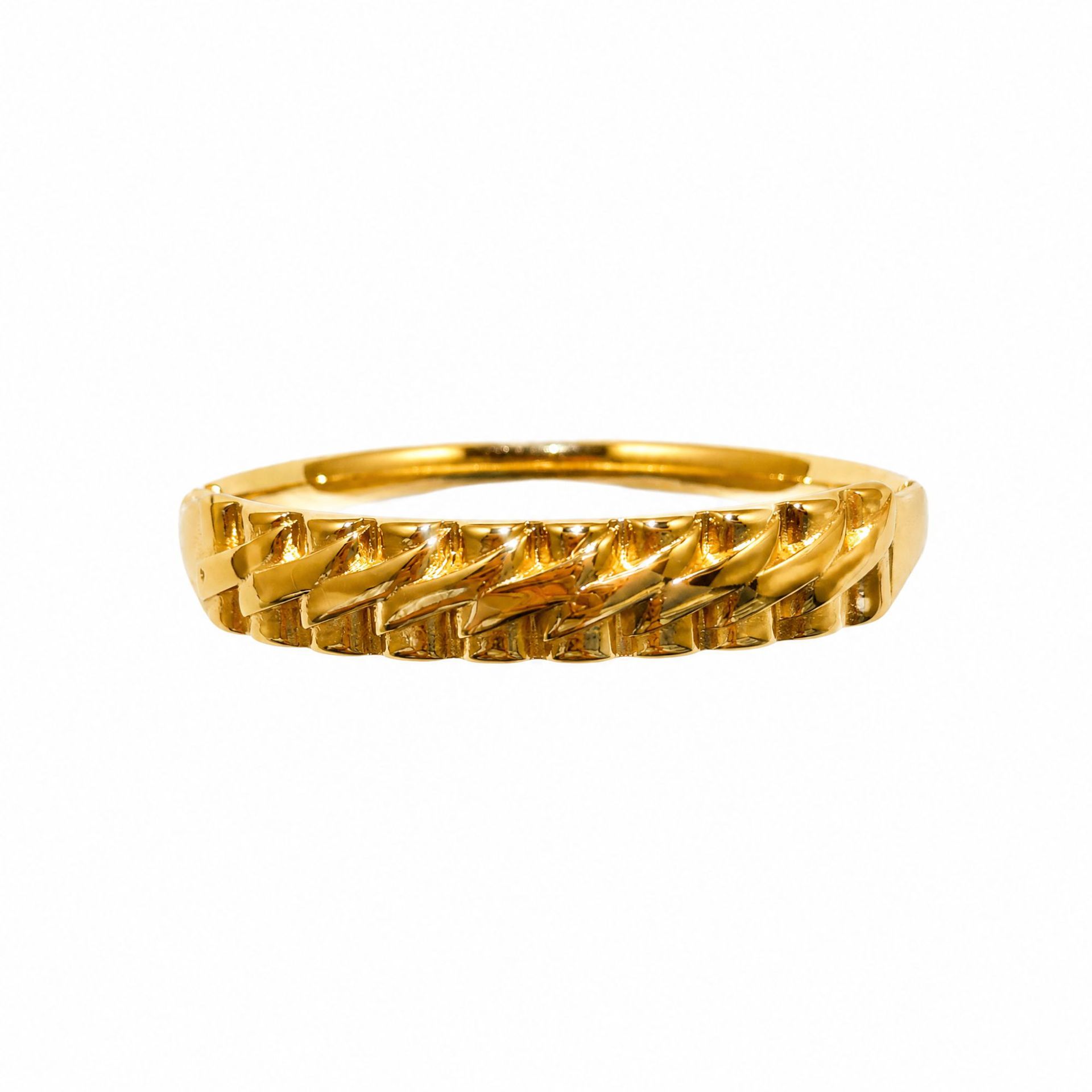 Cross-border light luxury titanium steel open ring with 18K gold plating that does not fade, geometric texture diamond ring Specification image