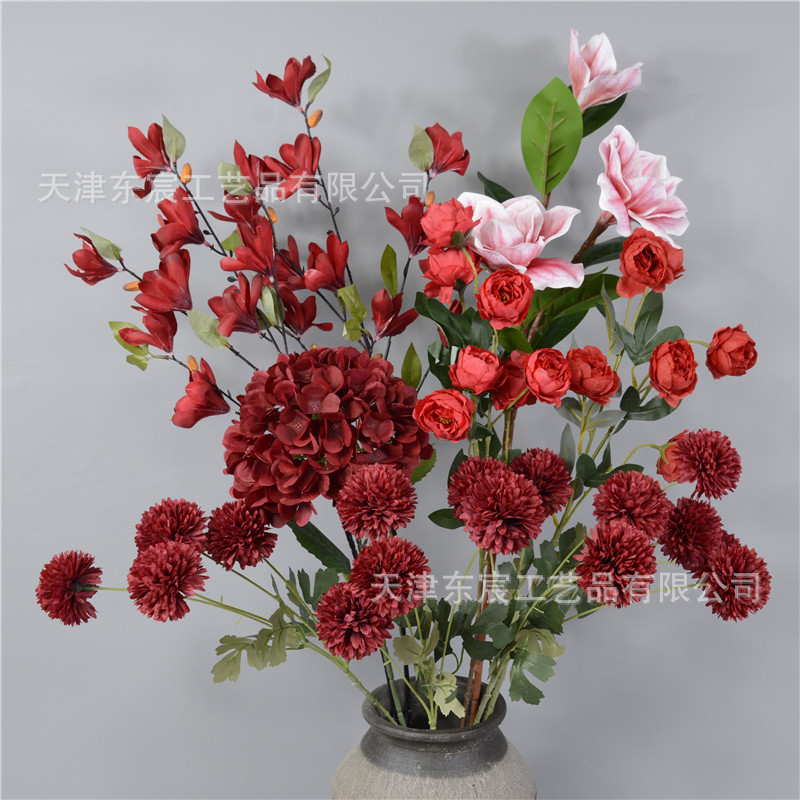 The scene decoration of the birthday banquet with bright red flower materials, the arrangement of the Chinese-style wedding hall, the New Year's Eve flowers, and the flower arrangement of the money bucket details Picture