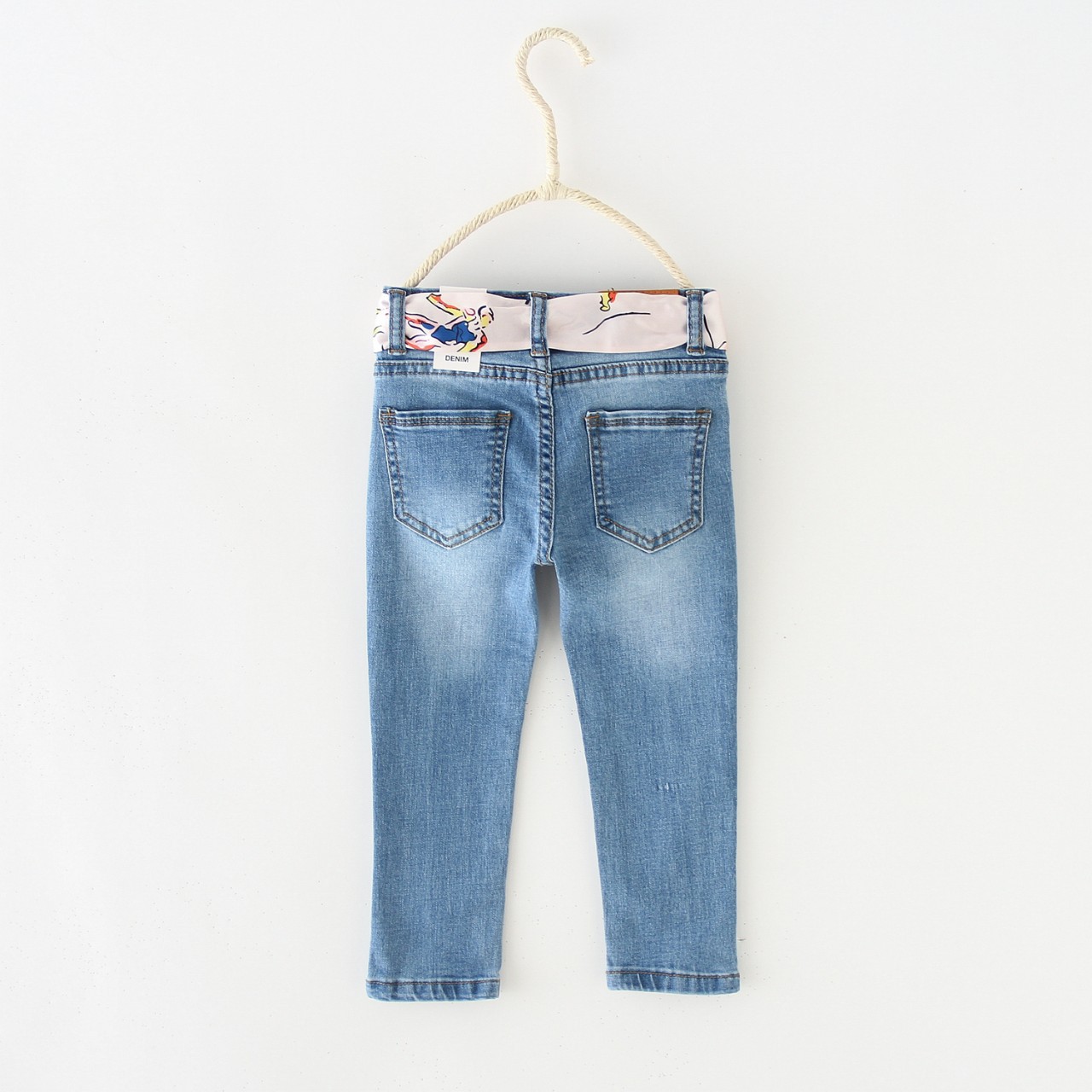 The new 2025 high-waisted jeans for girls are comfortable, skin-friendly, loose and breathable. They are a trendy and versatile ribbon jeans Application Scenario