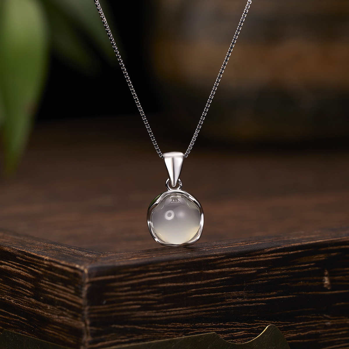 s925 sterling silver new round chalcedony necklace, simple, light luxury and high-end girls' collarbone chain accessory factory direct sales full figure