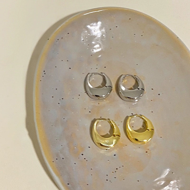 Golden water drop plain ring ear loops for women's 2023 autumn/winter trend, simple and niche design sense ear loops and earrings, cold style earrings Application Scenario
