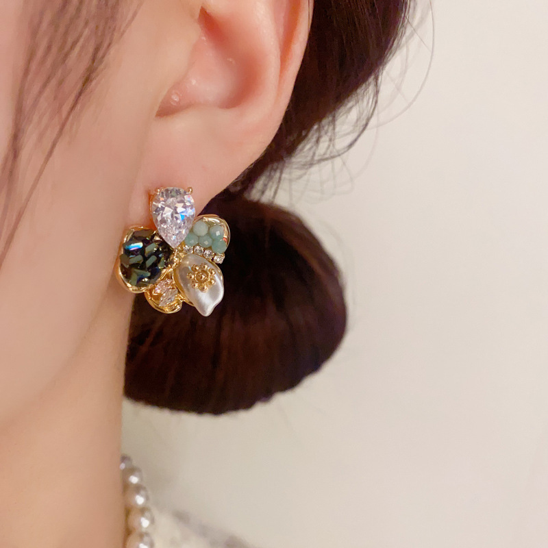 Korean-style, fashionable, light luxury, super dazzling handcrafted flower-shaped stud earrings s925 with silver needles, exquisite and personalized, versatile earrings for women Specification image