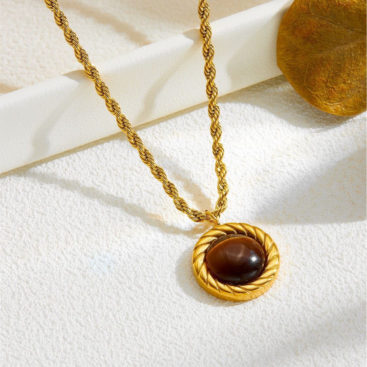 The new retro women's gold twisted tiger's eye stone pendant necklace earring set is light luxury, fashionable and high-end, and does not fade