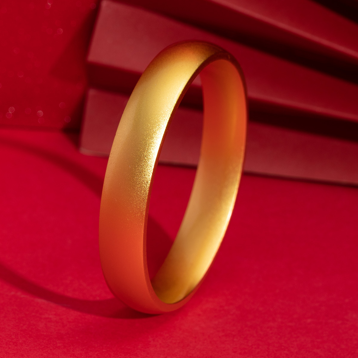 Wholesale of the same style as the gold store, ancient sand gold exquisite craftsmanship, versatile plain ring tire bracelet, copper gold-plated loach back wide face bracelet Application Scenario