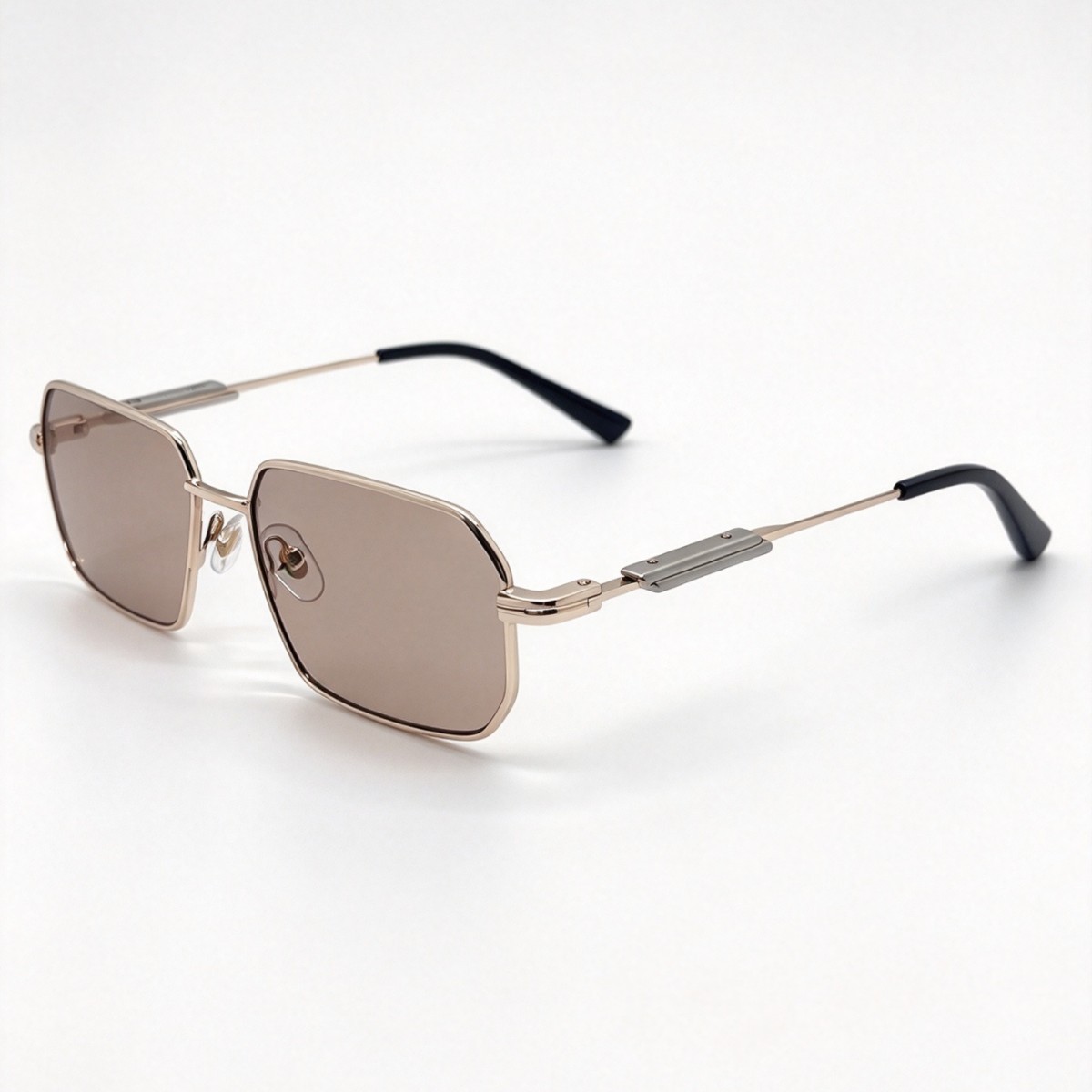Square-framed metal sunglasses for men and women are fashionable and trendy business glasses with side decoration and temple decoration. They are retro and personalized sunglasses Item Picture