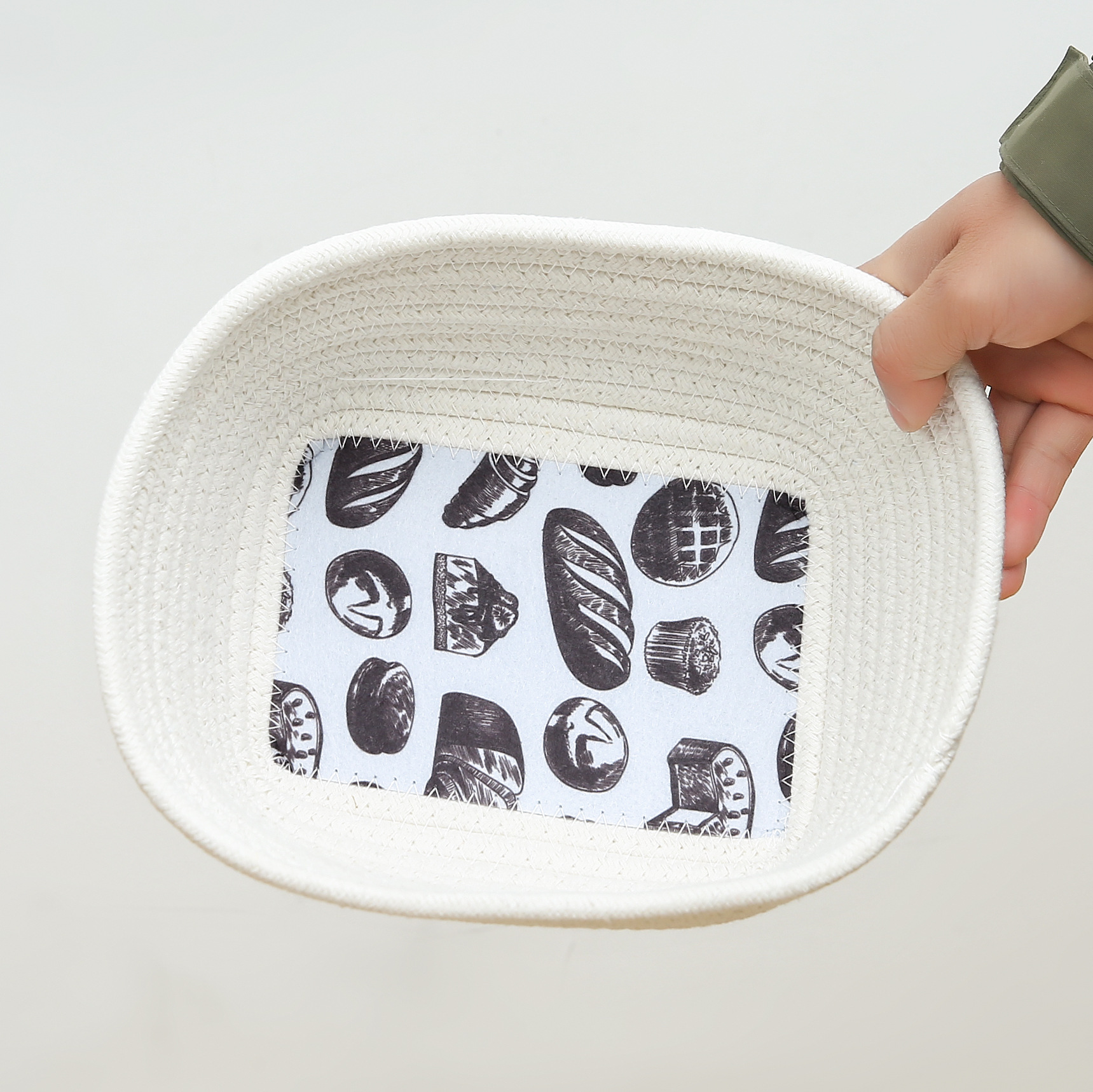 Cotton rope Nordic-style round woven miscellaneous items, snacks, cosmetics, headphones, simple storage basket, small items, desktop storage. Single products: 23*17*9.5cm, weight 160g, 96 pieces per box Specification image