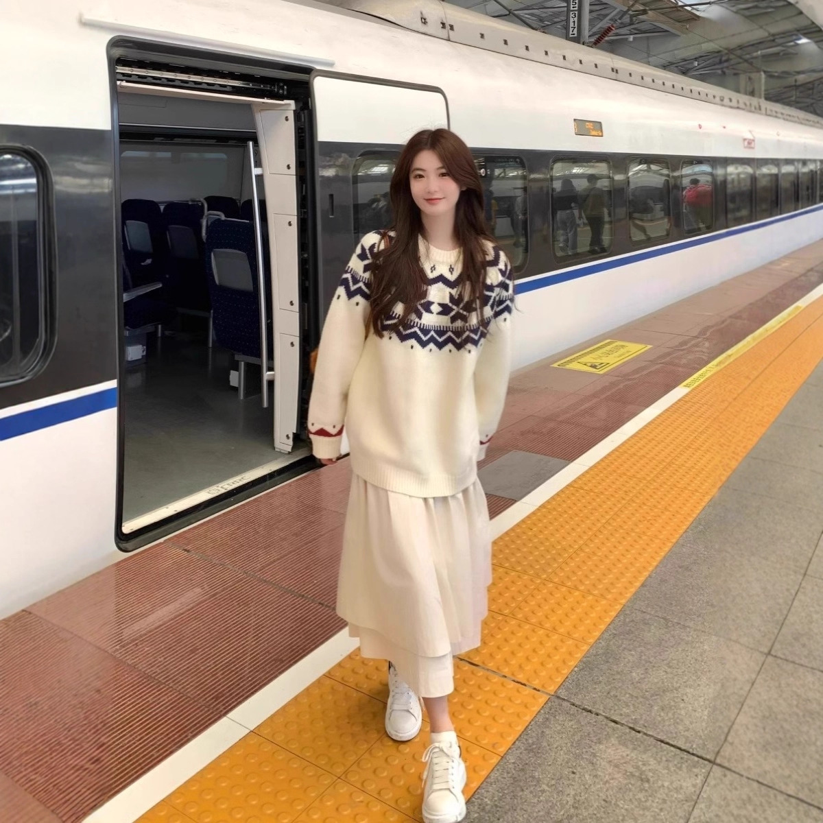 Fair Island's new women's Autumn/Winter 2025 collection features a loose and laid-back style with a soft and soft Christmas atmosphere. It's a trendy pullover top Application Scenario