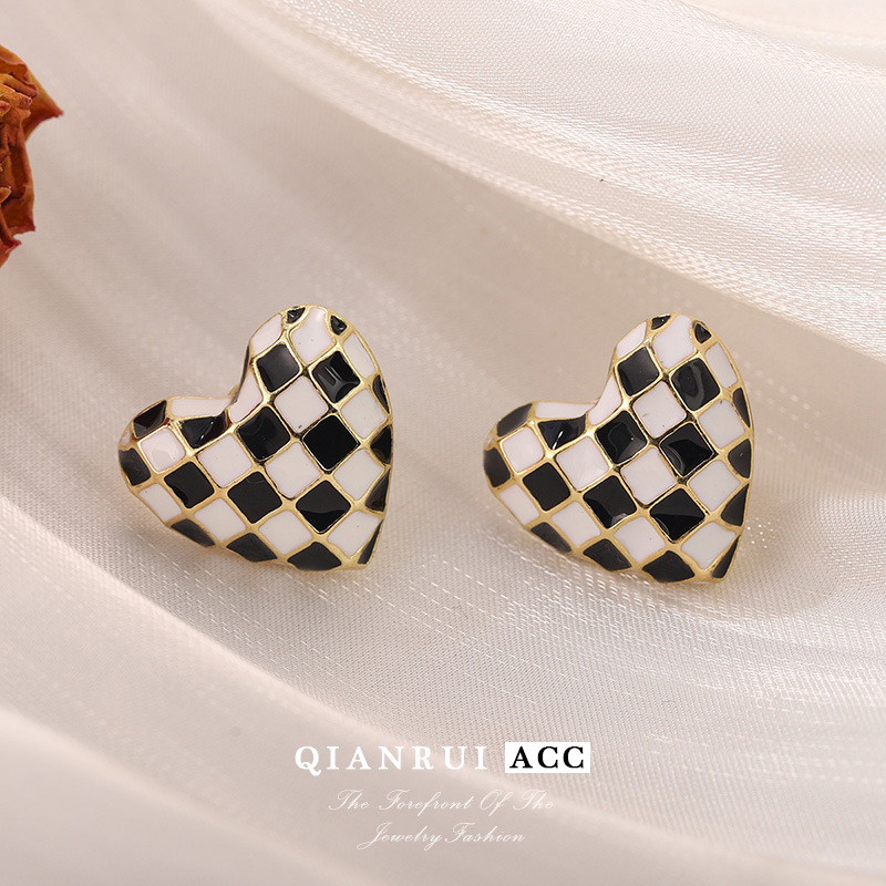 The new heart-shaped checkered earrings feature a cute and unique design. The trendy mosquito-repellent incense plate is a French light luxury and niche fashion details Picture