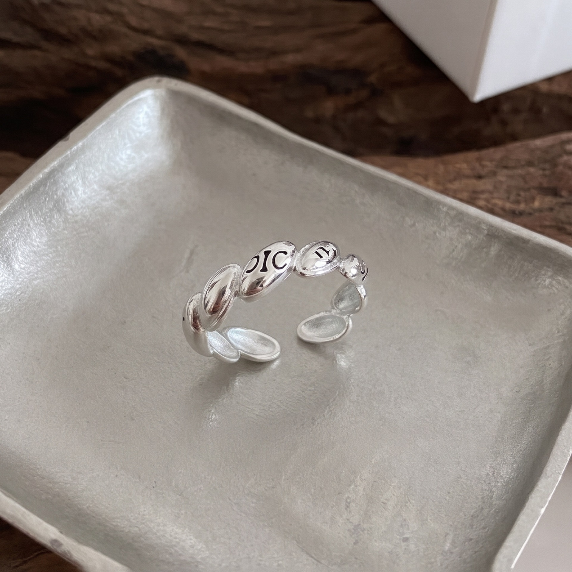 S925 sterling silver oval bean ring, an Instagram niche design ring, with a simple and cold style, is a versatile commuting accessory Specification image