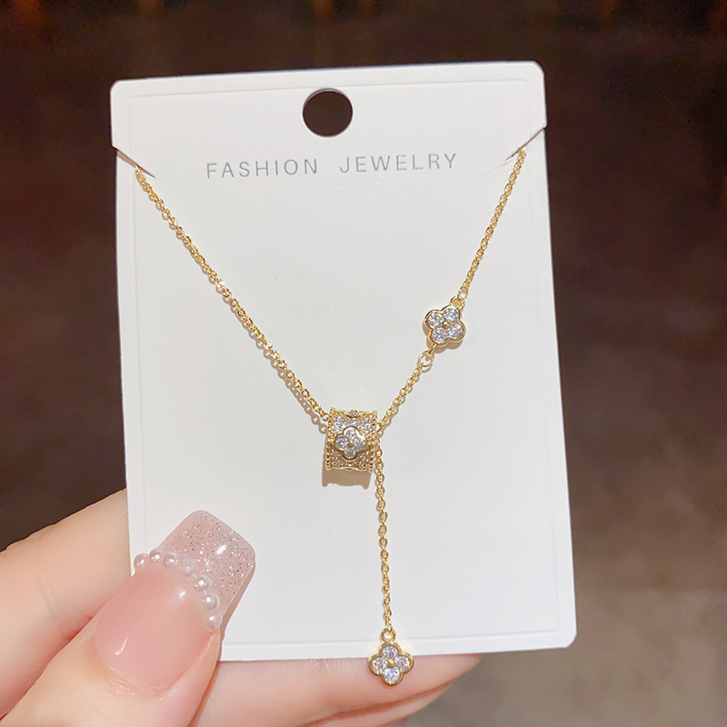 The light luxury and niche design exudes a sense of sophistication. The small waist four-leaf flower necklace with tassels is sweet and elegant, fashionable and versatile. It's a collarbone chain Specification image